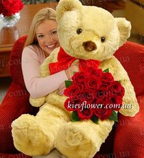 Giant bear with the bouquet of roses